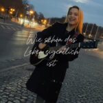 Jeanette Biedermann Instagram – Diese schönen Lichter in der Stadt! #🤩 So viele Menschen sitzen gerade mit ihren Familien und ihren Liebsten zusammen. Genießt die Zeit, genießt die Liebe und Wärme! So viele Menschen haben das aber gerade vielleicht auch nicht und an diese denke ich gerade auch. Ich schicke euch ganz viel Liebe, Kraft und Hoffnung. Jeder kann im kleinen was für seine Nächsten tun! Das ist auch ein wichtiger Gedanke an Weihnachten! #jeanettebiedermann #musik #neuemusik #sing #❤️