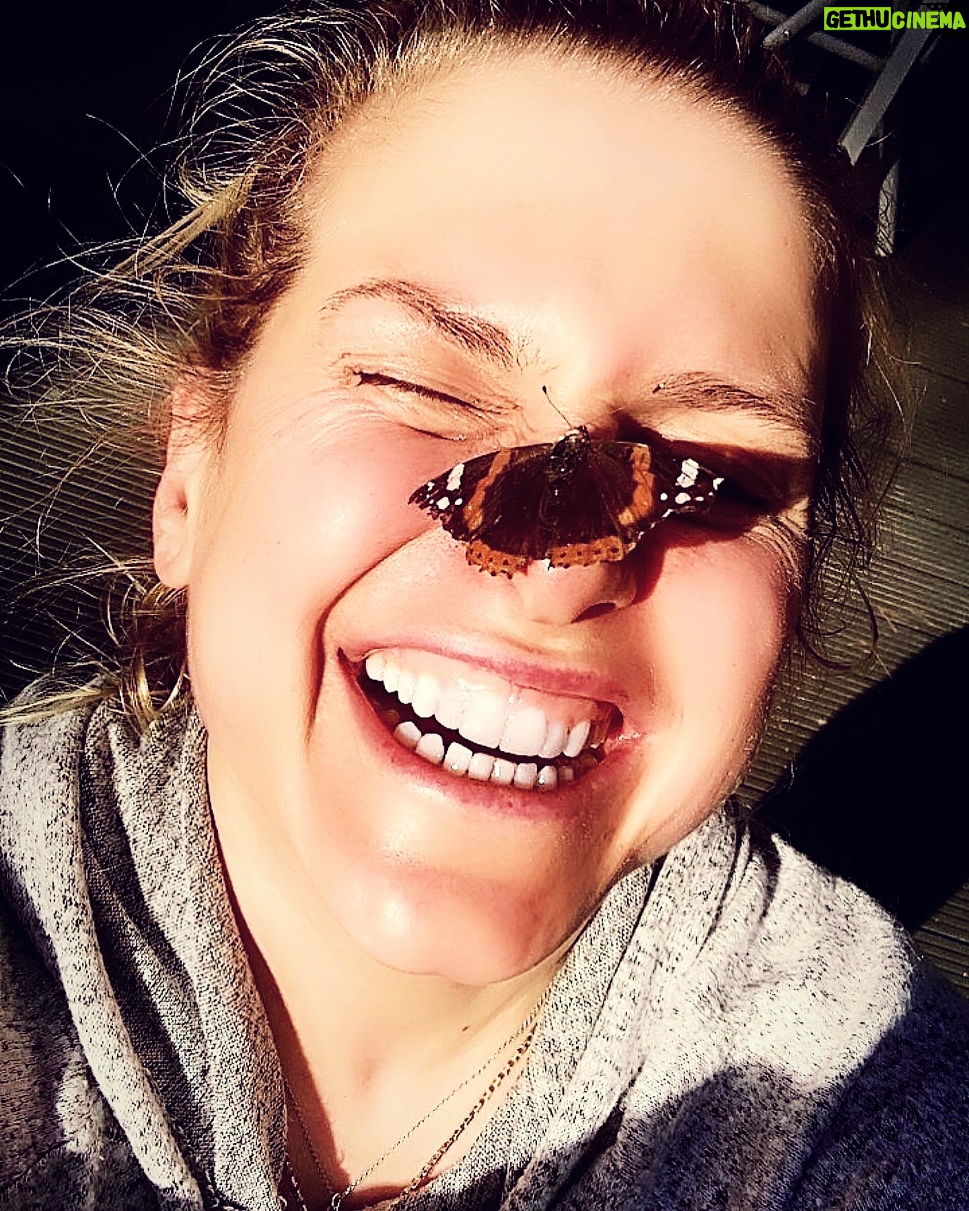 Jeanette Biedermann Instagram - Heute ist meteorologischer Frühlingsanfang! #🌼 Da muss ich doch mein allerliebstes, Lieblingsfoto posten. Weil, einem sowas, vermutlich nur einmal im Leben passiert. Das man sein Handy in der Hand hat, um ein Selfie zu machen und ein Schmetterling auf deiner Nase landet! #🦋 #👃🏻 Wem ist das auch schon passiert? #😂 Ich wünsche euch ein wunderschönes Wochenende! #wochendewiedasduftet #🤩 #jeanettebiedermann #frühlingsanfang #frühlingsvibes #schmetterlingaufdernase #🩷
