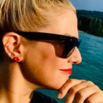 Jeanette Biedermann Instagram - Wasser und ich, ein wunderschöner Blick, die Abendsonne, eine alte Ray-Ban, ne frische Brise zum Atmen, schöne Gedanken, eine aufblühende Natur zum verlieben und ein Boot! Mehr brauche ich nicht! Ich wünsche euch einen wunderschönen Samstagabend… Ich atme gerade Liebe und Freiheit ein… #🌊 #☀️ Genießt das Leben, es ist ein Wimpernschlag im Universum!!! #😌 #jeanettebiedermann #liebeundfriedenzuallemwasunsumgibt #🙏🏻 #❤️ #dankbar