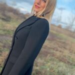 Jeanette Biedermann Instagram - Blauer Himmel, frische Luft, weites Feld, bester Ort zum Singen! Ich wünsche euch ein wunderschönes Wochenende! Habt ihr meinen neuen Song „Sing!“ schon gehört? #jeanettebiedermann #musik #neuemusik #neuersong #sing #schöneswochenende #☀️