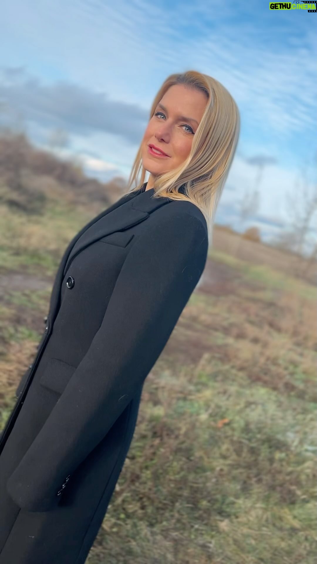 Jeanette Biedermann Instagram - Blauer Himmel, frische Luft, weites Feld, bester Ort zum Singen! Ich wünsche euch ein wunderschönes Wochenende! Habt ihr meinen neuen Song „Sing!“ schon gehört? #jeanettebiedermann #musik #neuemusik #neuersong #sing #schöneswochenende #☀️