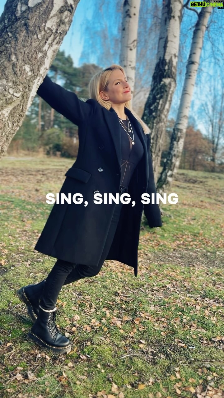 Jeanette Biedermann Instagram - Nur wo Liebe ist, wohnt der Frieden. #🙏🏻 Mein neuer Song „Sing!“ ist draußen! #❤️ Ich hoffe, Ihr hattet einen schönen Fernsehabend gestern mit „Your Song‘s“! Hat es euch gefallen? Für alle, die es noch nicht gesehen haben, ab in die @ardmediathek ! #😃 Da könnt ihr euch diese unglaubliche Show anschauen! Ich wünsche euch ein wunderschönes Wochenende! #jeanettebiedermann #musik #neuemusik #neuersong #sing #tvshow #yoursongs #ardmediathek #🥰 #happyweekend
