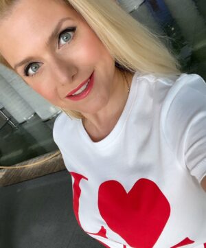 Jeanette Biedermann Instagram - Happy Dad Day! #❤️ Ich wünsche euch einen wunderschönen Feiertag heute! An alle Väter, Männer, Jungs, Superhelden! Lasst euch schön verwöhnen und feiern! #🥳 Ganz besondere Grüße, voller Liebe gehen gen Himmel an meinen Papa! #🕊❤️ 

Was macht ihr heute Schönes? #☀️ 

#jeanettebiedermann #happydadday❤️