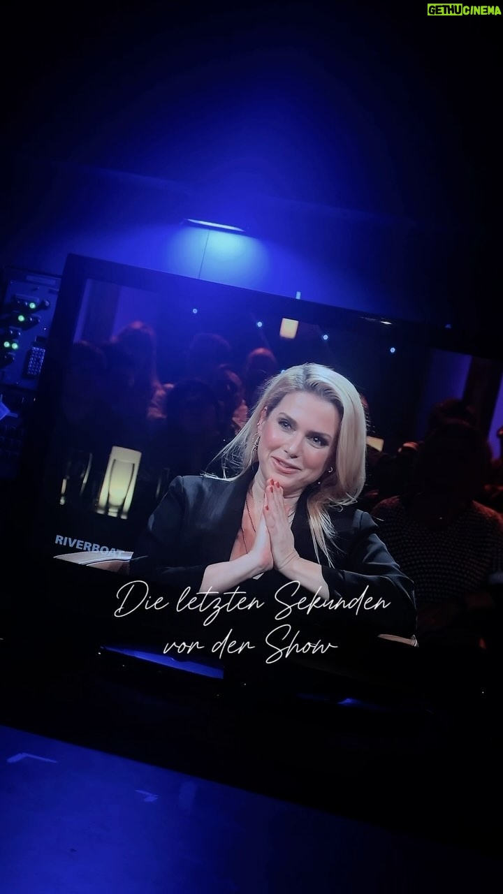 Jeanette Biedermann Instagram - Behind the Scenes! Mein neuer Song „Sing!“ ist heute raus gekommen! Ich spiele „Sing“ für euch heute Abend live bei Riverboat, 22.00 Uhr im MDR! Schaut mal rein! #🤩 #jeanettebiedermann #musik #neuemusik #neuersong #sing #tv #riverboat #mdr