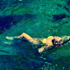 Jeanette Biedermann Instagram - Floating into the Weekend! #🌊 Summer moved on… #💙 

#jeanettebiedermann #musik #wasser #wellen #strömung #treibenlassen #🩵 #kontrolleverlieren #loslassen #einfachtreiben #🌊🌊🌊 

Manchmal fällt es mir schwer, die Dinge einfach laufen zu lassen. Immer wieder, will ich gerne alles unter Kontrolle haben aber es ist so schön, die Kontrolle einfach mal aufzugeben und der Zeit und den Dingen ihren Lauf zu lassen, sich treiben zu lassen. Loszulassen! Wasser entspannt mich in dieser Art, so sehr! #🦋 

Wann könnt ihr am besten, loslassen?