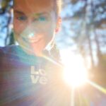 Jeanette Biedermann Instagram - In the Garden with my great Love #❤️! Was für ein schöner Tag heute! Wie war euer Tag heute? Wir waren den ganzen Tag im Studio und jetzt ist Feierabend in wunderschöner Abendsonne #☀️ ! Neue Musik ist sowas von unterwegs zu euch #🏃🏼‍♀️🎶🎧 ! Was würdet ihr gerne hören und was hört ihr aktuell? #jeanettebiedermann #neuemusik #musikistaufdemweg #💓