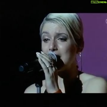 Jeanette Biedermann Instagram - Tatort: Schwelbrand 2007 die letzte Szene des Filmes und eine so besondere Version von „Imagine“! Vor nicht allzu langer Zeit wurde der Film wiederholt, und das hat mich wieder an diesen Song und Film erinnert! Wer kennt den Tatort noch? Ich habe diesen Dreh geliebt, mit meiner Band und dem so starken Drehbuch! So aktuell wie nie… #🕊 #jeanettebiedermann #tatort #schwelbrand #musik #imagine #johnlennon #film #☮️ @tatort