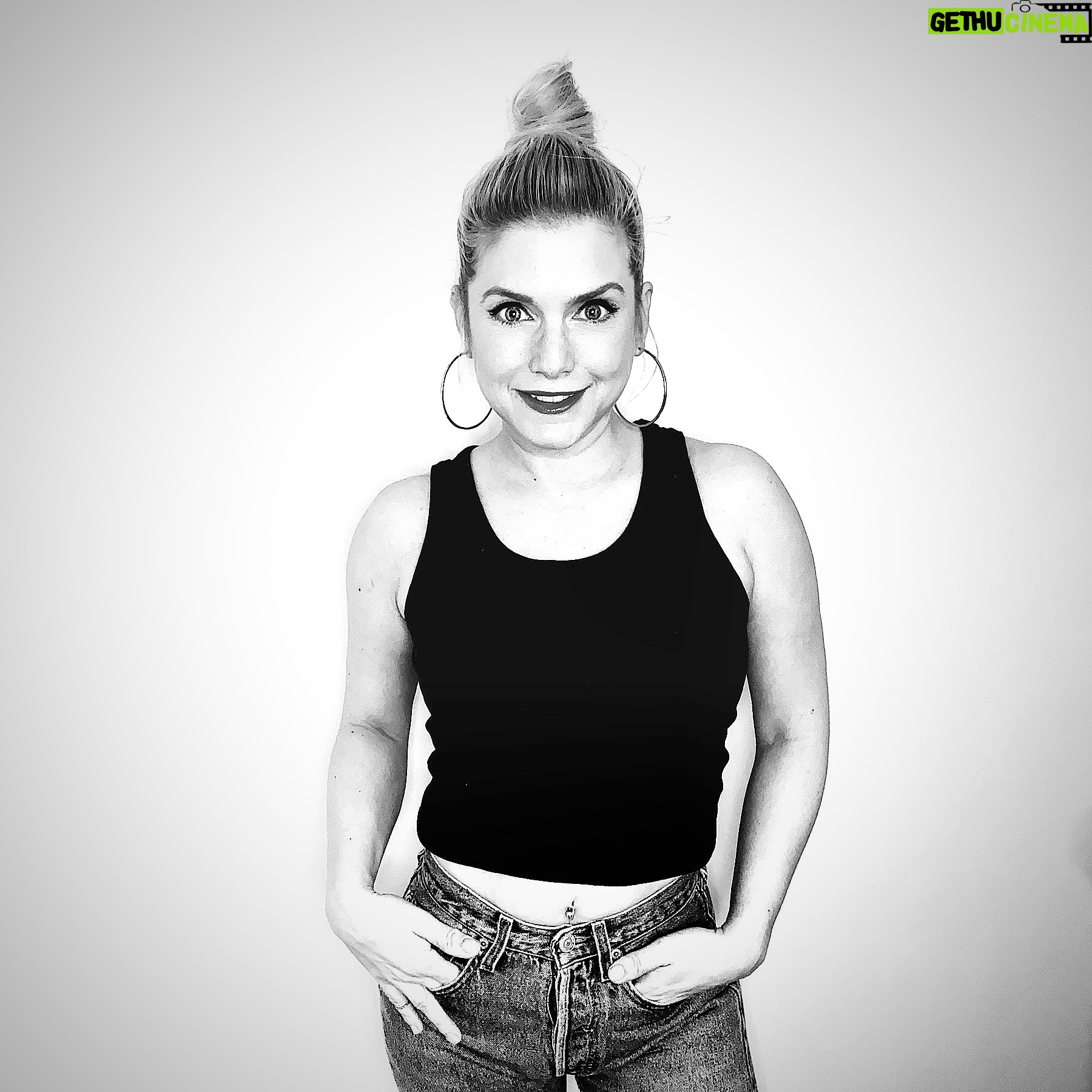Jeanette Biedermann Instagram - Zufälle? Es gibt keine Zufälle. Es fällt einem zu, was fällig ist. Alles zu seiner Zeit. #🤍🖤 Ich wünsche euch eine schöne Mitte der Woche! #🤗 Ich bin fleißig am Musik machen und heute ist etwas Schönes gelungen…. Bald gibt es wieder etwas auch die Ohren und Herzen… #♥️ #jeanettebiedermann #musik #mittwoch #motivation #alleszuseinerzeit #zurücklehnenundgenießen #😌