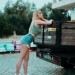 Jeanette Biedermann Instagram - Ich liebe diese lauen Sommerabende! #☀️ Gerade fühle ich, dass etwas in mir aufblüht #🌺 und alles verbindet sich mit neuer Musik! Ein langer Winter ist endlich zu Ende… Ich wünsche euch einen tollen 1. Mai morgen! Was macht ihr schönes Morgen? Wir werden wieder ins Studio gehen und zwischendurch ein bisschen grillen und die Sonne genießen… #💞 #jeanettebiedermann #neuemusik #musik #sommerabende #liebeliegtinderluft #❤️