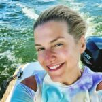 Jeanette Biedermann Instagram - Was für ein schöner, kleiner Bootstripp in Berlin! #🤩 Ein schöner Sonntag war das und eine tolle Sommer-Woche! Ich hab meinen Bootsführerschein gemacht! #🥳🥳🥳 #⚓️ Ich liebe das Wasser! #❤️ Mein Element! #🐟 „Nur Wasser kann eine Wüste verwandeln. Wasser ist Leben. Liebe ist lebendiges Wasser“ Ich wünsche euch eine schöne, neue Woche! #🤗 #☀️ #🌊 Wie war euer Wochenende? #jeanettebiedermann #wasser #element #wellenwiemusik #musik #runterkommen #ankommen #sonne #sommer #hafen #liebe #liebezurnatur #liebeistlebendigeswasser #💙#🩷