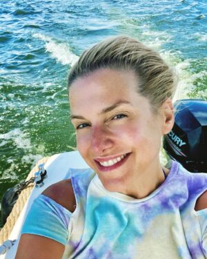 Jeanette Biedermann Instagram - Was für ein schöner, kleiner Bootstripp in Berlin! #🤩 Ein schöner Sonntag war das und eine tolle Sommer-Woche! Ich hab meinen Bootsführerschein gemacht! #🥳🥳🥳 #⚓️ Ich liebe das Wasser! #❤️ Mein Element! #🐟 

„Nur Wasser kann eine Wüste verwandeln.
Wasser ist Leben. Liebe ist lebendiges Wasser“

Ich wünsche euch eine schöne, neue Woche! #🤗 #☀️ #🌊 

Wie war euer Wochenende?

#jeanettebiedermann #wasser #element #wellenwiemusik #musik #runterkommen #ankommen #sonne #sommer #hafen #liebe #liebezurnatur #liebeistlebendigeswasser #💙#🩷