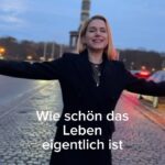 Jeanette Biedermann Instagram – Ich wünsche euch ein wunderschönes, erstes Wochenende im neuen Jahr! #😃 „Never give up because great things take time“ #🙏🏻 #jeanettebiedermann #musik #neueslied #sing #wochenende #🚀