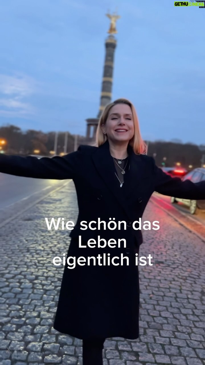 Jeanette Biedermann Instagram - Ich wünsche euch ein wunderschönes, erstes Wochenende im neuen Jahr! #😃 „Never give up because great things take time“ #🙏🏻 #jeanettebiedermann #musik #neueslied #sing #wochenende #🚀