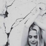 Jeanette Biedermann Instagram - Steine werden nicht aus dem Weg geträumt. #☀️ Schönen Frühlingssonntag! #💖 Für mich geht es wieder ins Studio! Musik, Musik!! #🎵 Was macht ihr heute Schönes? #jeanettebiedermann #musik #💞 #blackandwhitephotography