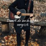 Jeanette Biedermann Instagram - #😍 Es zaubert mir ein riesen Lächeln ins Gesicht, zu wissen, dass heute um 23.59 Uhr mein neuer Song „Sing!“ zu euch kommt und uns verbindet, was ich höre, hört dann auch ihr #🫠 ! Morgen ist es soweit! Am 8.12! Ich bin so aufgeregt! #😆 Freut ihr euch auch so sehr wie ich? #jeanettebiedermann #musik #neuemusik #neuersong #sing #musikverbindetmenschen #❤️