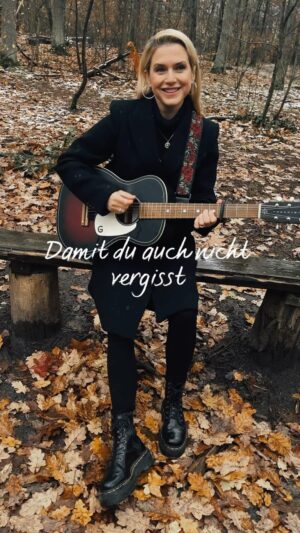 Jeanette Biedermann Instagram - #😍 Es zaubert mir ein riesen Lächeln ins Gesicht, zu wissen, dass heute um 23.59 Uhr mein neuer Song „Sing!“ zu euch kommt und uns verbindet, was ich höre, hört dann auch ihr #🫠 ! Morgen ist es soweit! Am 8.12! Ich bin so aufgeregt! #😆 Freut ihr euch auch so sehr wie ich? #jeanettebiedermann #musik #neuemusik #neuersong #sing #musikverbindetmenschen #❤️