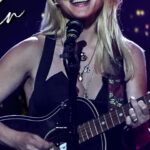 Jeanette Biedermann Instagram – Teil 5 von 9 „Sing!“ mein neuer Song kommt am 8.12 raus..#🫠 #❤️ Hier kommt das Cover dazu.. 👉🏻

#jeanettebiedermann #neuemusik #musik #neuersong #singlecover #puzzlefoto #sing #neueslied #deutschetexte #deutschemusik #liebe #foto #coverfoto #🫶 #photosplit