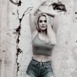 Jeanette Biedermann Instagram - Ein heißes Wochenende steht vor der Tür! #☀️ Viel Sonne! Was für ein wunderschöner Tag heute! #😍 Ich werde zauberhaft verfolgt von schönen Erinnerungen heute, an so viele, schöne Sommer. #💛 Lasst es euch richtig gut gehen! Ich wünsche euch ein wunderschönes zweites Juli-Wochenende! #🌞 Was war oder ist euer schönster Sommer? Vielleicht wird es dieser Sommer? #🫠 #jeanettebiedermann #musik #musikistliebe #sonneimherzen #sonneimgesicht #liebe #❤️ #inliebe #blackwhitephotography