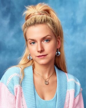 Jeanette Biedermann Instagram - #90syearbook #😂 Okay, ich konnte nicht widerstehen. Ich bin auch mit dabei! Da hat die K.I. mich zurück in die 90ziger geschleudert! #🤣 Naja, so richtig erkenne ich mich nicht! Aber am Ende der Fotogalerie kommen echte Bilder von mir aus den 90s! So sah die Realität aus! #😂😂😂😂 Wo sind die 90iger Kinder????? Was für ein schönes Jahrzehnt! Findet ihr nicht auch? Es war schön als Teenager in dieser Zeit….#🫠 

Dieser schönen Zeit habe ich auch einen Song gewidmet „In den 90ern“ checkt mal aus bei Spotify! Oder auf euren gängigen Plattformen… #💘 

#jeanettebiedermann #musik #inden90ern #song #90igerjahre #teenagegirl #teenagerzeit #throwback #❤️‍🔥