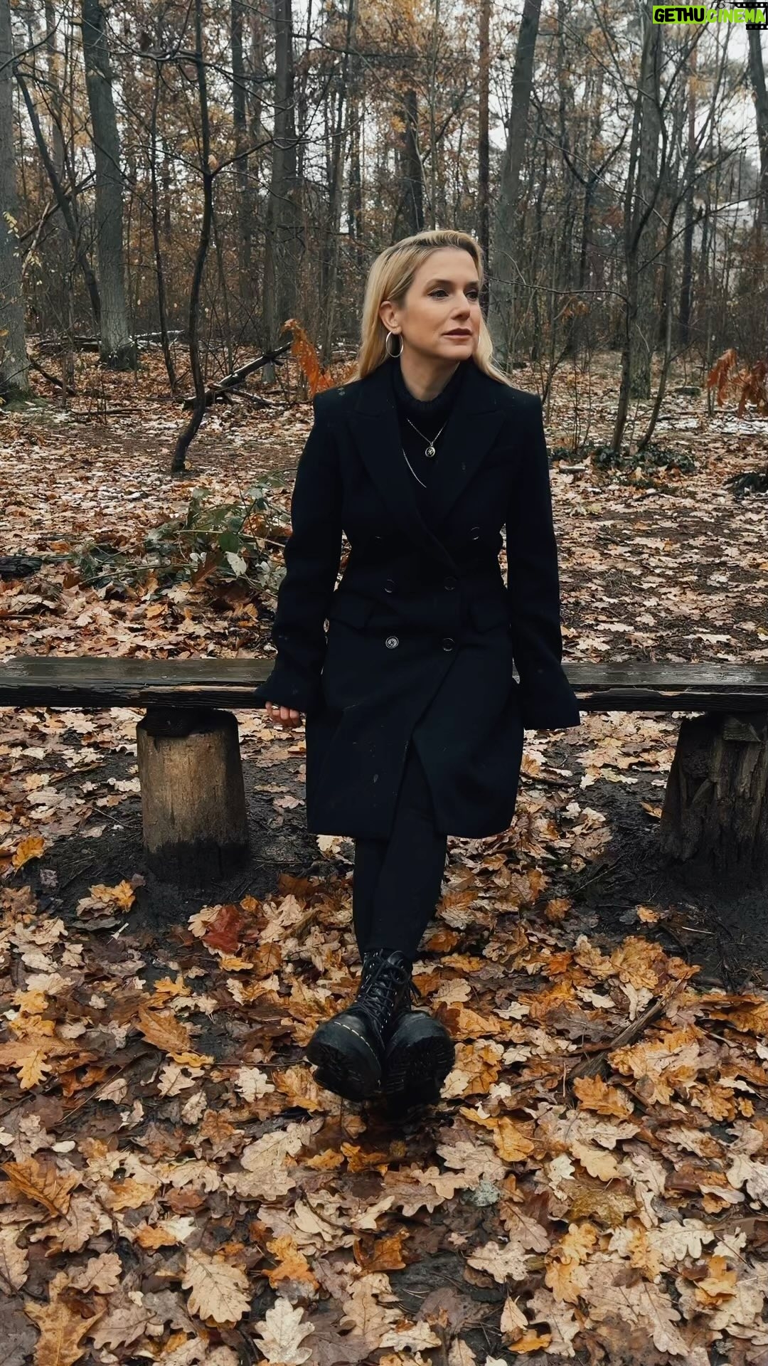 Jeanette Biedermann Instagram - Noch einmal schlafen dann ist Weihnachten! #🎄Das Fest der Liebe! #❤️ Ich wünsche euch eine wunderschöne Zeit mit euren Liebsten… #jeanettebiedermann #musik #neuemusik #neuersong #sing #weihnachtenstehtvordertür #✨