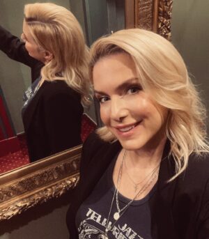 Jeanette Biedermann Instagram - Ich hatte wundervolle Tage in Prag! #😍 Eine unfassbar, schöne Stadt, immer wieder und so geschichtsträchtig! #😌 Was ich dort gemacht habe? Erzähl ich euch zu einem späteren Zeitpunkt. #🤫

Wann war euer letzter Städtetrip? Und wohin? #😃 

#jeanettebiedermann #neuemusik #prag  #dieschönstenstädtederwelt #🌆