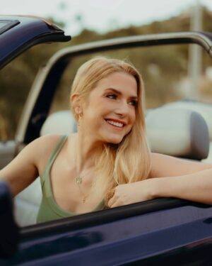 Jeanette Biedermann Instagram - MANCHMAL IST EINE LANGE AUTOFAHRT MIT GUTER MUSIK DIE BESTE THERAPIE. #😍 

Ich war gerade in Amsterdam auf dem Konzert von John Mayer! Es war wunderbar! #🤩 Und die ganze Fahrt war ich in diesen schönen Liedern und Erinnerungen! Jetzt sind wir wieder zurück und es ist Frühling! Ich kriege gerade so einen Aufwind…. Jetzt stürze ich mich absolut inspiriert wieder in meine Musik! Ich wünsche euch ein wunderschönes Wochenende! Was gibt euch gerade Aufwind? Was war euer letztes Konzert? 

#jeanettebiedermann #musik #neuemusik #musikunterdemherzen #🎶❤️
