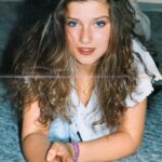 Jeanette Biedermann Instagram - #90syearbook #😂 Okay, ich konnte nicht widerstehen. Ich bin auch mit dabei! Da hat die K.I. mich zurück in die 90ziger geschleudert! #🤣 Naja, so richtig erkenne ich mich nicht! Aber am Ende der Fotogalerie kommen echte Bilder von mir aus den 90s! So sah die Realität aus! #😂😂😂😂 Wo sind die 90iger Kinder????? Was für ein schönes Jahrzehnt! Findet ihr nicht auch? Es war schön als Teenager in dieser Zeit….#🫠 Dieser schönen Zeit habe ich auch einen Song gewidmet „In den 90ern“ checkt mal aus bei Spotify! Oder auf euren gängigen Plattformen… #💘 #jeanettebiedermann #musik #inden90ern #song #90igerjahre #teenagegirl #teenagerzeit #throwback #❤️‍🔥