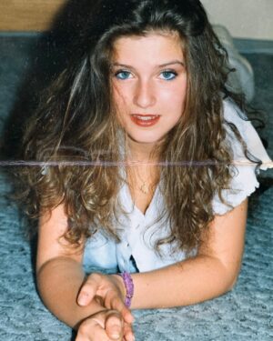 Jeanette Biedermann Instagram - #90syearbook #😂 Okay, ich konnte nicht widerstehen. Ich bin auch mit dabei! Da hat die K.I. mich zurück in die 90ziger geschleudert! #🤣 Naja, so richtig erkenne ich mich nicht! Aber am Ende der Fotogalerie kommen echte Bilder von mir aus den 90s! So sah die Realität aus! #😂😂😂😂 Wo sind die 90iger Kinder????? Was für ein schönes Jahrzehnt! Findet ihr nicht auch? Es war schön als Teenager in dieser Zeit….#🫠 

Dieser schönen Zeit habe ich auch einen Song gewidmet „In den 90ern“ checkt mal aus bei Spotify! Oder auf euren gängigen Plattformen… #💘 

#jeanettebiedermann #musik #inden90ern #song #90igerjahre #teenagegirl #teenagerzeit #throwback #❤️‍🔥