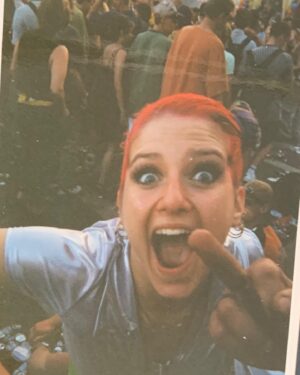 Jeanette Biedermann Instagram - #90syearbook #😂 Okay, ich konnte nicht widerstehen. Ich bin auch mit dabei! Da hat die K.I. mich zurück in die 90ziger geschleudert! #🤣 Naja, so richtig erkenne ich mich nicht! Aber am Ende der Fotogalerie kommen echte Bilder von mir aus den 90s! So sah die Realität aus! #😂😂😂😂 Wo sind die 90iger Kinder????? Was für ein schönes Jahrzehnt! Findet ihr nicht auch? Es war schön als Teenager in dieser Zeit….#🫠 

Dieser schönen Zeit habe ich auch einen Song gewidmet „In den 90ern“ checkt mal aus bei Spotify! Oder auf euren gängigen Plattformen… #💘 

#jeanettebiedermann #musik #inden90ern #song #90igerjahre #teenagegirl #teenagerzeit #throwback #❤️‍🔥