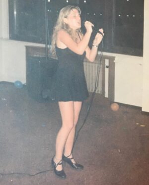 Jeanette Biedermann Instagram - #90syearbook #😂 Okay, ich konnte nicht widerstehen. Ich bin auch mit dabei! Da hat die K.I. mich zurück in die 90ziger geschleudert! #🤣 Naja, so richtig erkenne ich mich nicht! Aber am Ende der Fotogalerie kommen echte Bilder von mir aus den 90s! So sah die Realität aus! #😂😂😂😂 Wo sind die 90iger Kinder????? Was für ein schönes Jahrzehnt! Findet ihr nicht auch? Es war schön als Teenager in dieser Zeit….#🫠 

Dieser schönen Zeit habe ich auch einen Song gewidmet „In den 90ern“ checkt mal aus bei Spotify! Oder auf euren gängigen Plattformen… #💘 

#jeanettebiedermann #musik #inden90ern #song #90igerjahre #teenagegirl #teenagerzeit #throwback #❤️‍🔥