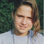 Jeanette Biedermann Instagram - #90syearbook #😂 Okay, ich konnte nicht widerstehen. Ich bin auch mit dabei! Da hat die K.I. mich zurück in die 90ziger geschleudert! #🤣 Naja, so richtig erkenne ich mich nicht! Aber am Ende der Fotogalerie kommen echte Bilder von mir aus den 90s! So sah die Realität aus! #😂😂😂😂 Wo sind die 90iger Kinder????? Was für ein schönes Jahrzehnt! Findet ihr nicht auch? Es war schön als Teenager in dieser Zeit….#🫠 Dieser schönen Zeit habe ich auch einen Song gewidmet „In den 90ern“ checkt mal aus bei Spotify! Oder auf euren gängigen Plattformen… #💘 #jeanettebiedermann #musik #inden90ern #song #90igerjahre #teenagegirl #teenagerzeit #throwback #❤️‍🔥