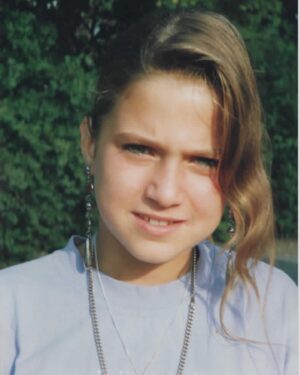 Jeanette Biedermann Instagram - #90syearbook #😂 Okay, ich konnte nicht widerstehen. Ich bin auch mit dabei! Da hat die K.I. mich zurück in die 90ziger geschleudert! #🤣 Naja, so richtig erkenne ich mich nicht! Aber am Ende der Fotogalerie kommen echte Bilder von mir aus den 90s! So sah die Realität aus! #😂😂😂😂 Wo sind die 90iger Kinder????? Was für ein schönes Jahrzehnt! Findet ihr nicht auch? Es war schön als Teenager in dieser Zeit….#🫠 

Dieser schönen Zeit habe ich auch einen Song gewidmet „In den 90ern“ checkt mal aus bei Spotify! Oder auf euren gängigen Plattformen… #💘 

#jeanettebiedermann #musik #inden90ern #song #90igerjahre #teenagegirl #teenagerzeit #throwback #❤️‍🔥