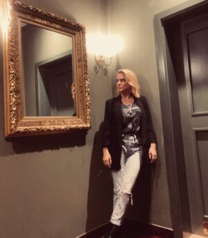 Jeanette Biedermann Instagram - Ich hatte wundervolle Tage in Prag! #😍 Eine unfassbar, schöne Stadt, immer wieder und so geschichtsträchtig! #😌 Was ich dort gemacht habe? Erzähl ich euch zu einem späteren Zeitpunkt. #🤫

Wann war euer letzter Städtetrip? Und wohin? #😃 

#jeanettebiedermann #neuemusik #prag  #dieschönstenstädtederwelt #🌆