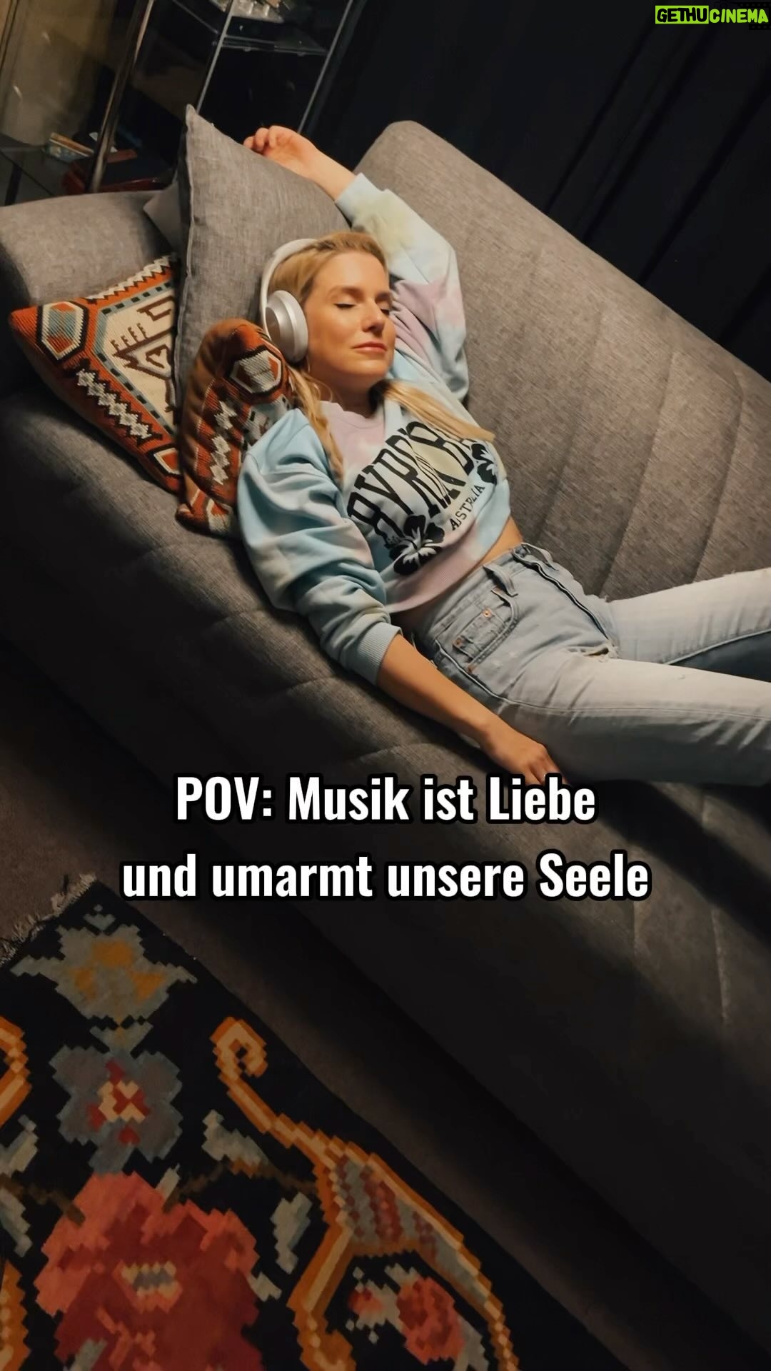 Jeanette Biedermann Instagram - Sich gegenseitig gut tun, darum geht’s! #😍 Ich wünsche euch ein wundervolles Weihnachtswochenende. #✨ #jeanettebiedermann #musik #neuemusik #neuersong #sing #🎤