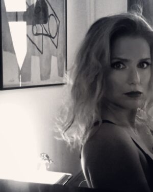 Jeanette Biedermann Instagram - „Was Du denkst, das bist Du. Was Du bist, strahlst Du aus. Was Du ausstrahlst, ziehst Du an.“

Schönen Sonntag euch allen! #😘 

#jeanettebiedermann #blackandwhitephotography