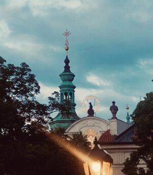 Jeanette Biedermann Instagram - Ich hatte wundervolle Tage in Prag! #😍 Eine unfassbar, schöne Stadt, immer wieder und so geschichtsträchtig! #😌 Was ich dort gemacht habe? Erzähl ich euch zu einem späteren Zeitpunkt. #🤫

Wann war euer letzter Städtetrip? Und wohin? #😃 

#jeanettebiedermann #neuemusik #prag  #dieschönstenstädtederwelt #🌆