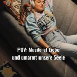 Jeanette Biedermann Instagram - Kopfhörer auf, Musik an, Welt aus! #🎧 #🙌🏻 #☺️ Ich wünsche euch allen eine schöne Mitte der Woche! „Sing!“ ist draußen und klingt wunderbar mit Kopfhörern und Augen zu! #😊 #jeanettebiedermann #musik #neuemusik #neuersong #sing #kopfhöreraufweltaus #💞
