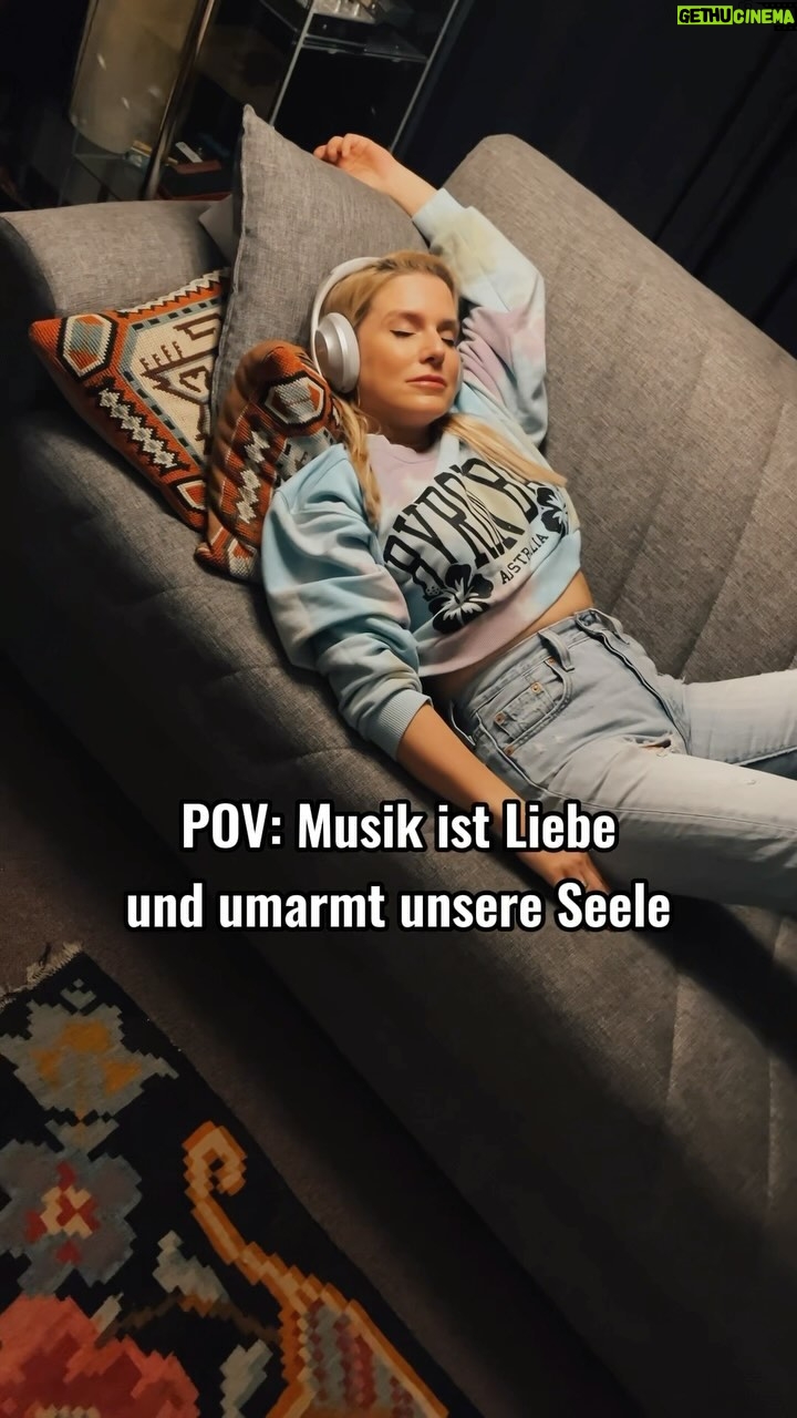 Jeanette Biedermann Instagram - Kopfhörer auf, Musik an, Welt aus! #🎧 #🙌🏻 #☺️ Ich wünsche euch allen eine schöne Mitte der Woche! „Sing!“ ist draußen und klingt wunderbar mit Kopfhörern und Augen zu! #😊 #jeanettebiedermann #musik #neuemusik #neuersong #sing #kopfhöreraufweltaus #💞