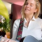 Jeanette Biedermann Instagram – Ich wünsche euch einen wunderschönen Abend! Ich sing mich in die Nacht… #💙 Ich vermisse euch! Und freue mich bald wieder mit euch auf Konzerten, die Nächte durchzusingen #😃! #jeanettebiedermann #musik #stimme #neuersong #sing #🎤 #❤️