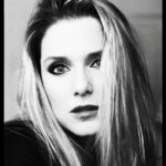 Jeanette Biedermann Instagram - #deepblackandwhite „SEI DIE BLUME, DIE DURCH DEN RISS IM BETON WÄCHST“ Ein letztes Mal das Grau der dunklen Jahreszeit abstreifen! Ab jetzt kommt die Sonne! #☀️ Ich hoffe, Ihr hattet einen guten Start in diese, so Frühlingshaft werdende Woche! Ich werfe mich wieder in eine kreative Woche und mach neue Musik und neue Ideen! Mein Geist brennt! Was sind eure Gedanken gerade? #jeanettebiedermann #frühlingserwachen #💖
