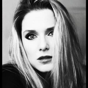 Jeanette Biedermann Instagram - #deepblackandwhite „SEI DIE BLUME, DIE DURCH DEN RISS IM BETON WÄCHST“

Ein letztes Mal das Grau der dunklen Jahreszeit abstreifen! Ab jetzt kommt die Sonne! #☀️ Ich hoffe, Ihr hattet einen guten Start in diese, so Frühlingshaft werdende Woche! Ich werfe mich wieder in eine kreative Woche und mach neue Musik und neue Ideen! Mein Geist brennt! Was sind eure Gedanken gerade? 

#jeanettebiedermann #frühlingserwachen #💖