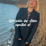 Jeanette Biedermann Instagram - Licht von außen, Licht von innen - Sonne und Seele vereint. Sonne will vom Leben singen, Seele von Ewigkeit. #☀️ Ich wünsche euch einen zauberhaften, sonnigen Tag! #💛💙 „Sing!“ Out Now! #🫠 #❤️‍🔥 #jeanettebiedermann #musik #neuemusik #neuersong #neueslied #sing #liebe #wärme #zusammenhalt #💞