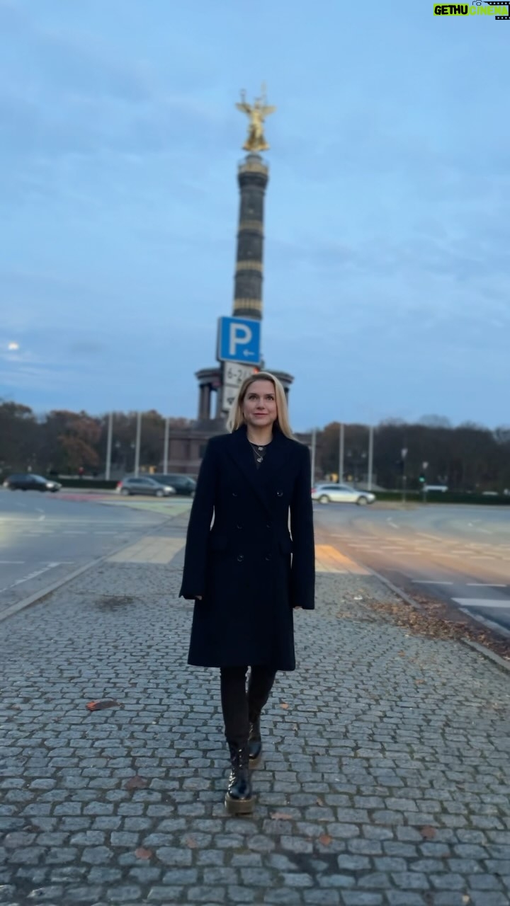 Jeanette Biedermann Instagram - Ich wünsche euch ein wundervolles neues Jahr! Heute öffnet sich ein Buch mit 366 weißen Seiten, die uns dazu einladen, neue Geschichten zu schreiben. Alles neu! Alles auf Neuanfang! Danke 2023, du hast mich viel gelehrt, mir viel beigebracht, herzlich willkommen 2024, ich bin bereit für dich! #🙏🏻 #❤️ #🚀 #jeanettebiedermann #neujahrsgedanken #🍀