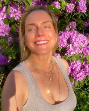 Jeanette Biedermann Instagram - Ich wünsche euch ein wunderschönes Pfingstwochenende! #🌸 

Was macht ihr Schönes? #💝 

#jeanettebiedermann #flowers