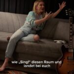 Jeanette Biedermann Instagram – Und mit diesem wunderschönen Song „Sing“ , endet dieses Jahr für mich. Ich danke euch, für all die lieben Nachrichten, für eure Begeisterung und eure Liebe. #🫶 Ich wünsche euch nun einen guten Rutsch ins neue Jahr…. #🚀
„Wenn du das alte Jahr verlässt, nimm einen Traum mit.“ #🍀
#jeanettebiedermann #musik #neuemusik #neuersong #sing #jahreswechsel #💖