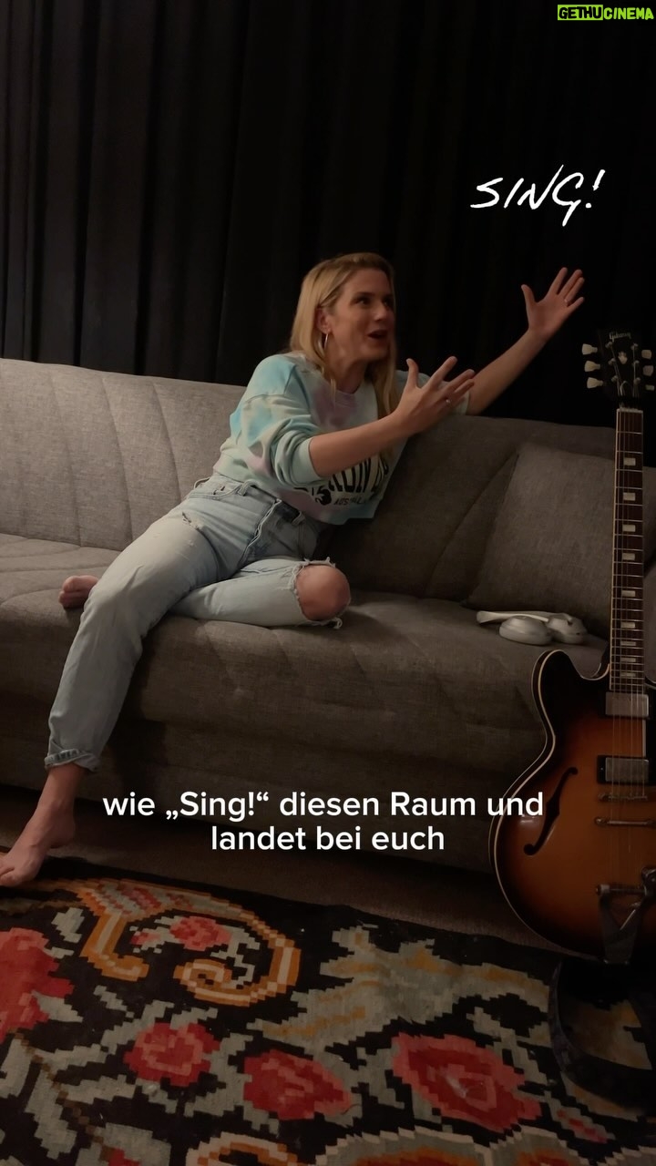 Jeanette Biedermann Instagram - Und mit diesem wunderschönen Song „Sing“ , endet dieses Jahr für mich. Ich danke euch, für all die lieben Nachrichten, für eure Begeisterung und eure Liebe. #🫶 Ich wünsche euch nun einen guten Rutsch ins neue Jahr…. #🚀 „Wenn du das alte Jahr verlässt, nimm einen Traum mit.“ #🍀 #jeanettebiedermann #musik #neuemusik #neuersong #sing #jahreswechsel #💖