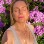 Jeanette Biedermann Instagram - Ich wünsche euch ein wunderschönes Pfingstwochenende! #🌸 Was macht ihr Schönes? #💝 #jeanettebiedermann #flowers
