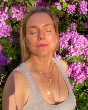 Jeanette Biedermann Instagram - Ich wünsche euch ein wunderschönes Pfingstwochenende! #🌸 

Was macht ihr Schönes? #💝 

#jeanettebiedermann #flowers