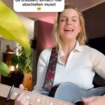 Jeanette Biedermann Instagram - Ein kleines Ständchen für euch! #😍 In Musik kann man sich so entspannen… Mütter singen ihren Kindern vor, um sie zum einschlafen zu bringen.. #🫠 Ich hab das geliebt. Erinnert ihr euch noch, was euch vorgesungen wurde zum schlafen? Ich wünsche euch ein friedliches Winter-Wochenende! #😌 Mein neuer Song „Sing“ kommt am 8.12! #jeanettebiedermann #musik #neuemusik #sing