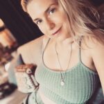 Jeanette Biedermann Instagram - Zurück im Studio! #🎶 #❤️ Wir sind fleißig und nehmen gerade schöne, neue Musik für euch auf. Was würdet ihr euch wünschen? Welche Themen würdet ihr gerne mal hören in einem Lied? Was bewegt euch gerade? Bin mal gespannt, ob sich das damit deckt, was wir gerade machen. #😅 #jeanettebiedermann #neuemusik #musik #lieder #neuelieder #wasbewegtdich #wasbewegteuch #❓ #❤️‍🔥 #backhome